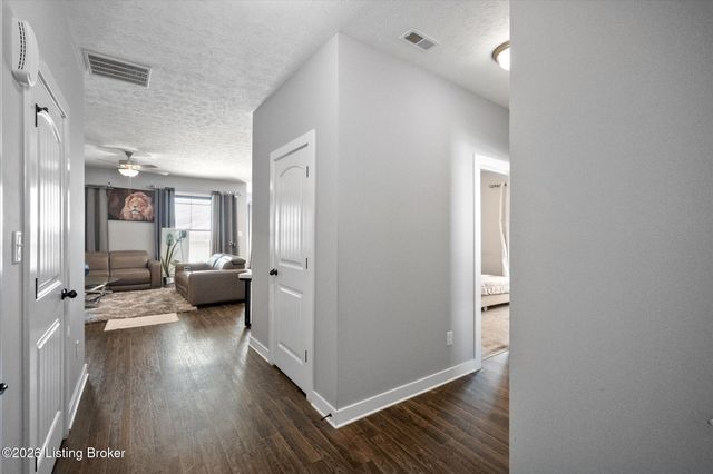 6412 Oak Village Dr, Louisville, KY 40228