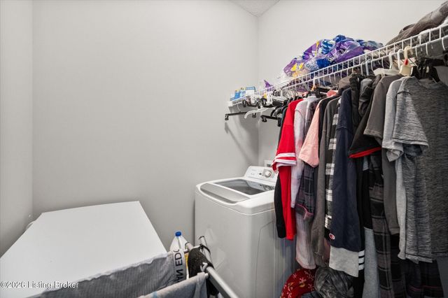 6412 Oak Village Dr, Louisville, KY 40228