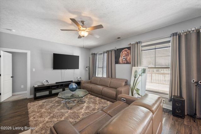 6412 Oak Village Dr, Louisville, KY 40228