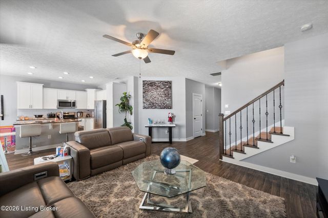 6412 Oak Village Dr, Louisville, KY 40228