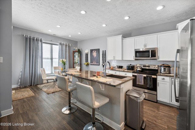 6412 Oak Village Dr, Louisville, KY 40228