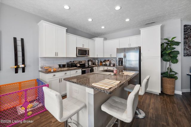 6412 Oak Village Dr, Louisville, KY 40228