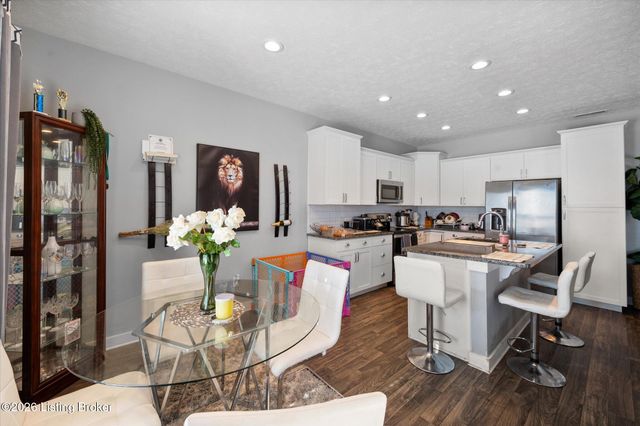 6412 Oak Village Dr, Louisville, KY 40228