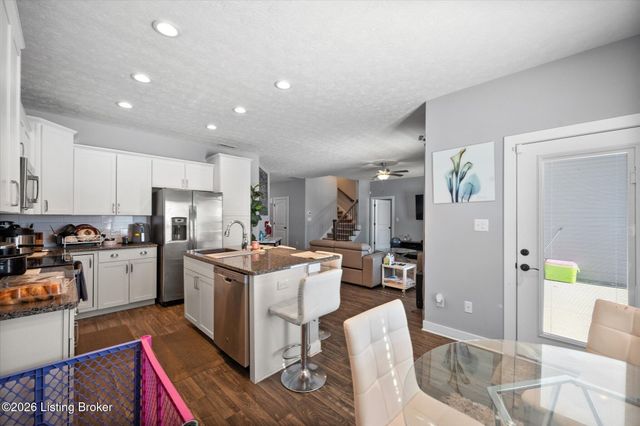 6412 Oak Village Dr, Louisville, KY 40228