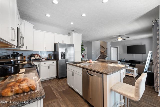 6412 Oak Village Dr, Louisville, KY 40228