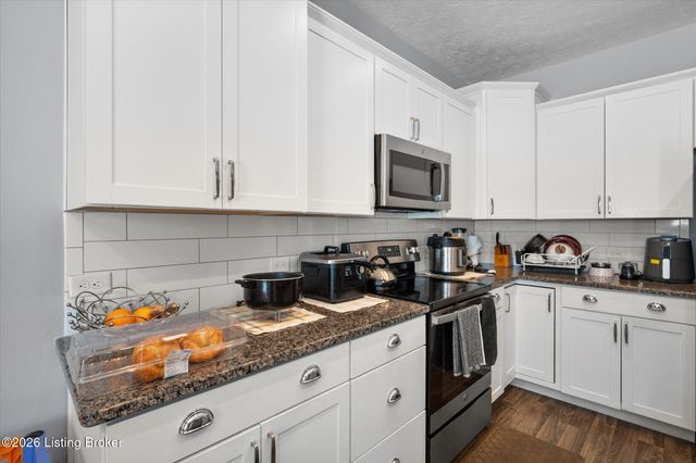 6412 Oak Village Dr, Louisville, KY 40228