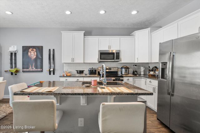 6412 Oak Village Dr, Louisville, KY 40228