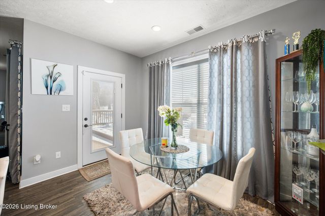 6412 Oak Village Dr, Louisville, KY 40228