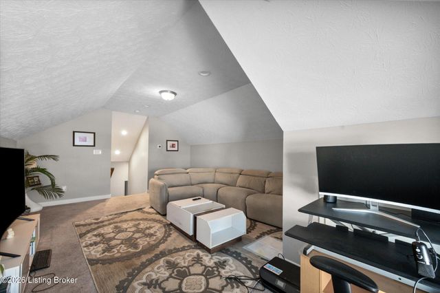 6412 Oak Village Dr, Louisville, KY 40228