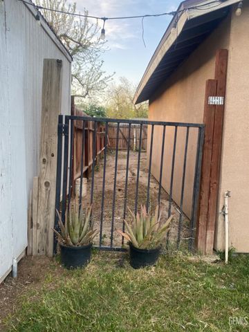 1111 Woodrow Avenue, Bakersfield, CA 93308