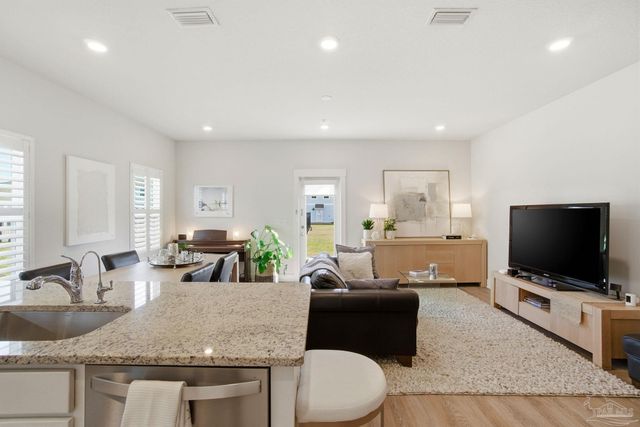 1558 Iroquois Ct, Pensacola, FL 32534