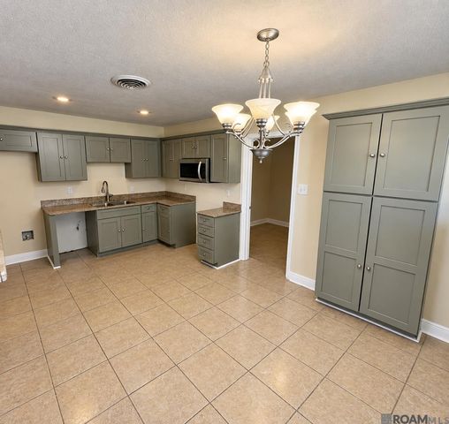 933 Trudeau Drive, Metairie, LA 70003