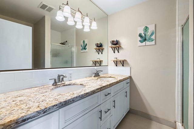 872 E Spruce Avenue, Fresno, CA 93720