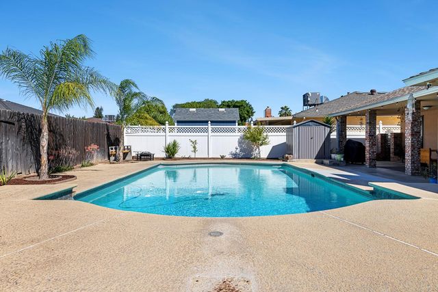 872 E Spruce Avenue, Fresno, CA 93720