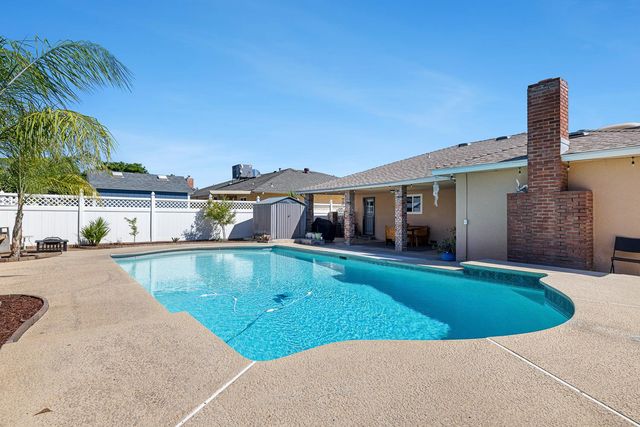 872 E Spruce Avenue, Fresno, CA 93720