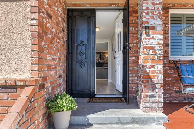 872 E Spruce Avenue, Fresno, CA 93720