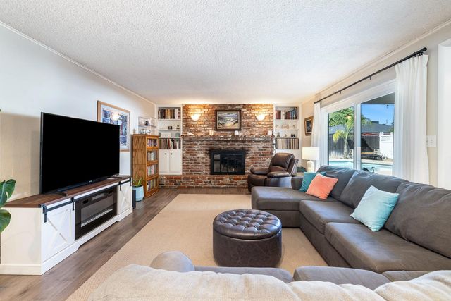 872 E Spruce Avenue, Fresno, CA 93720