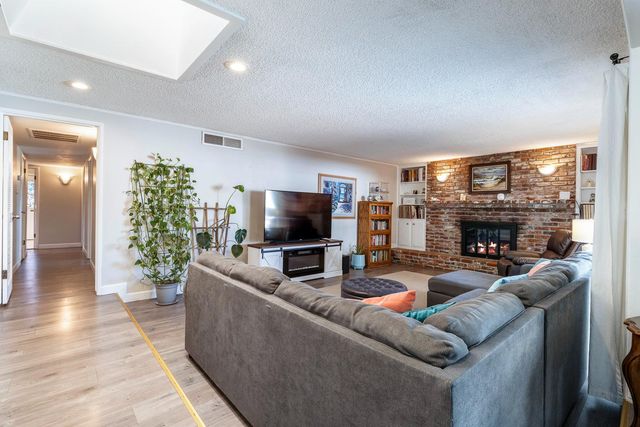 872 E Spruce Avenue, Fresno, CA 93720