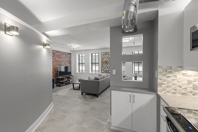 700 Church St Apt 305, Nashville, TN 37203