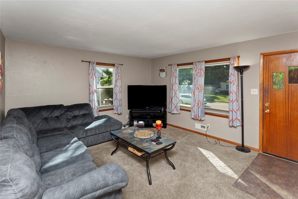 3111 Madison Avenue, Des Moines, IA 50310