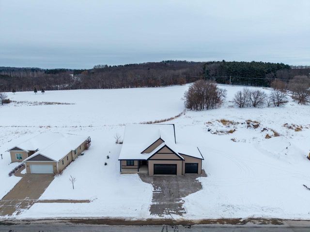 925 Hay Creek Trail, Reedsburg, WI 53959