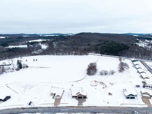 925 Hay Creek Trail, Reedsburg, WI 53959