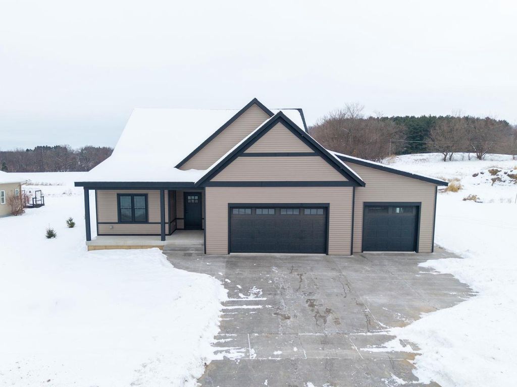 925 Hay Creek Trail, Reedsburg, WI 53959