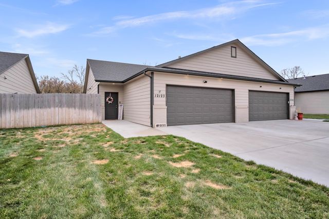 12123 W Shadow Lakes St, Wichita, KS 67205