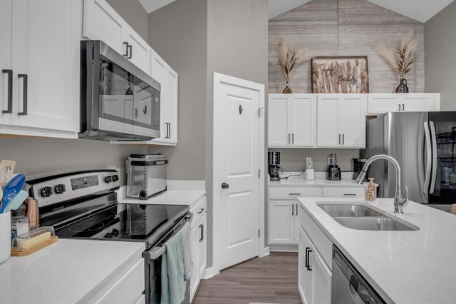 12123 W Shadow Lakes St, Wichita, KS 67205