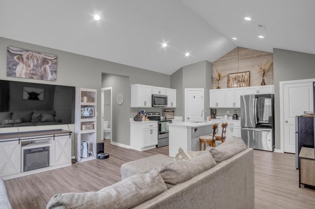 12123 W Shadow Lakes St, Wichita, KS 67205