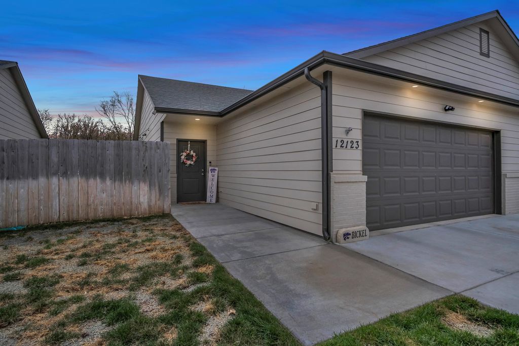 12123 W Shadow Lakes St, Wichita, KS 67205