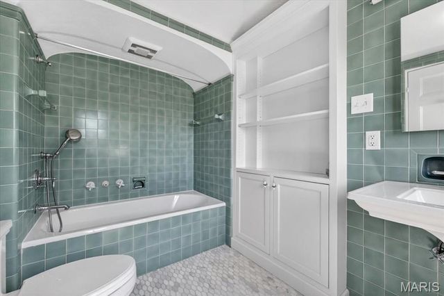 5795 Lindell Boulevard, St Louis, MO 63112