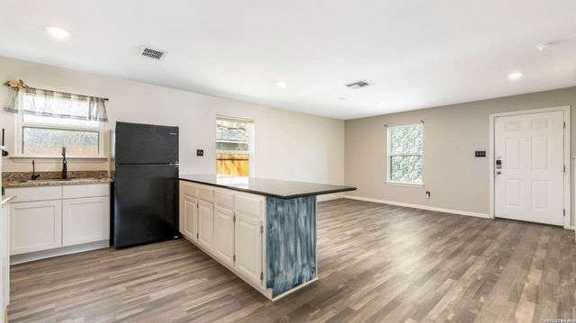 225 Virginia, Pleasanton, TX 78064