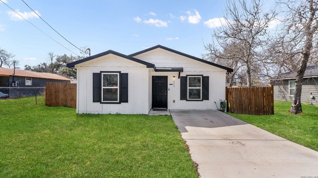 225 Virginia, Pleasanton, TX 78064