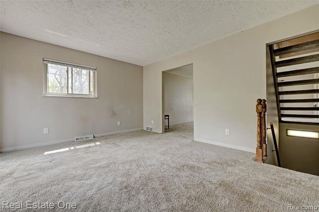 1135 Lochaven Road, Waterford, MI 48327