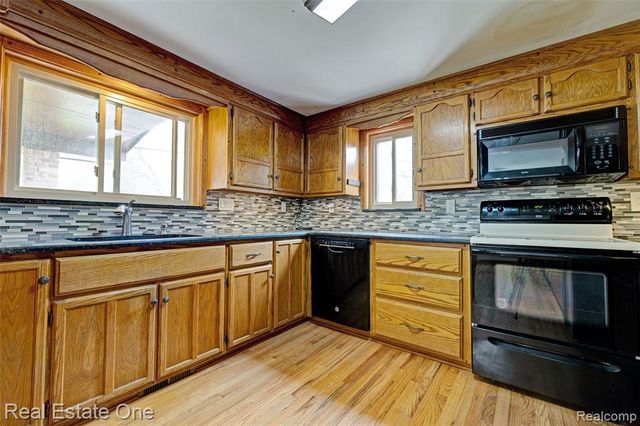 1135 Lochaven Road, Waterford, MI 48327