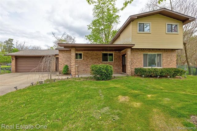 1135 Lochaven Road, Waterford, MI 48327