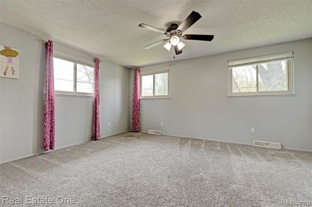 1135 Lochaven Road, Waterford, MI 48327