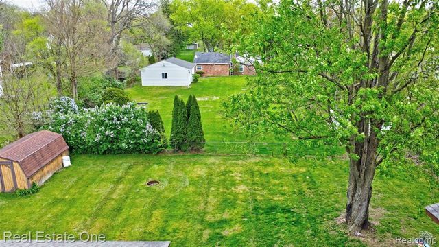 1135 Lochaven Road, Waterford, MI 48327