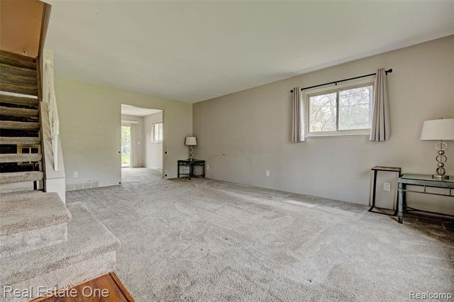 1135 Lochaven Road, Waterford, MI 48327