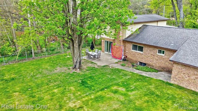 1135 Lochaven Road, Waterford, MI 48327
