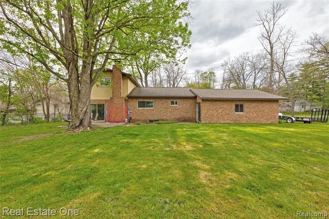 1135 Lochaven Road, Waterford, MI 48327