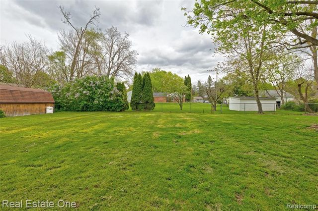 1135 Lochaven Road, Waterford, MI 48327