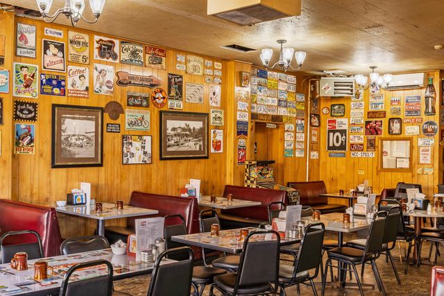 125 Ridgewood Drive, Hopkins, MN 55343