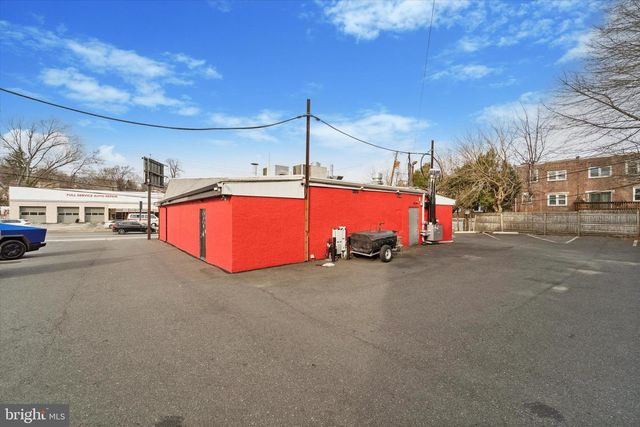 265 E TOWNSHIP LINE RD, Upper Darby, PA 19082