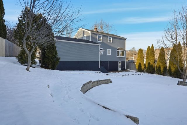 286 Westfield Rd, Holyoke, MA 01040