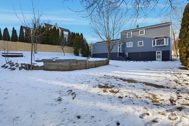 286 Westfield Rd, Holyoke, MA 01040