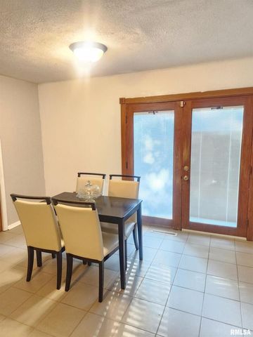 112 N Parrish Lane, Carbondale, IL 62901