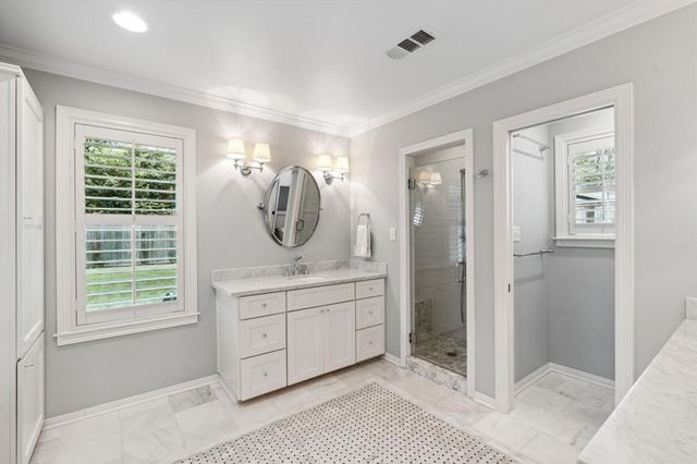 1570 Sue Barnett Drive, Houston, TX 77018