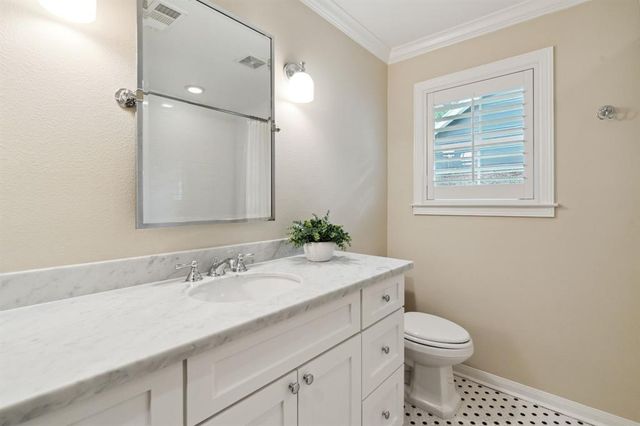 1570 Sue Barnett Drive, Houston, TX 77018